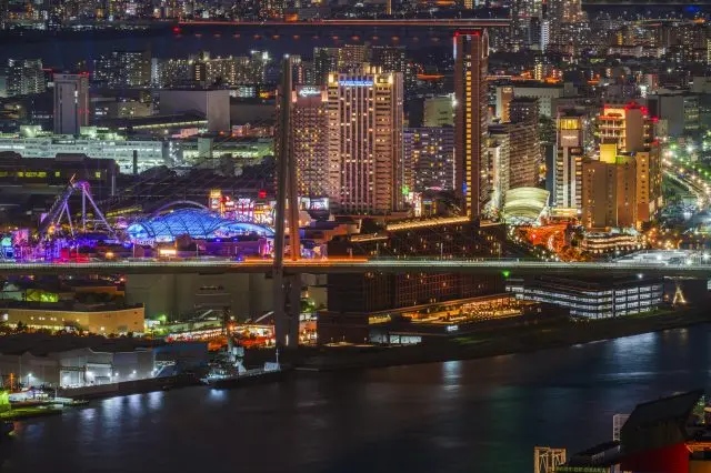 拥有众多休闲设施的湾区街市景观