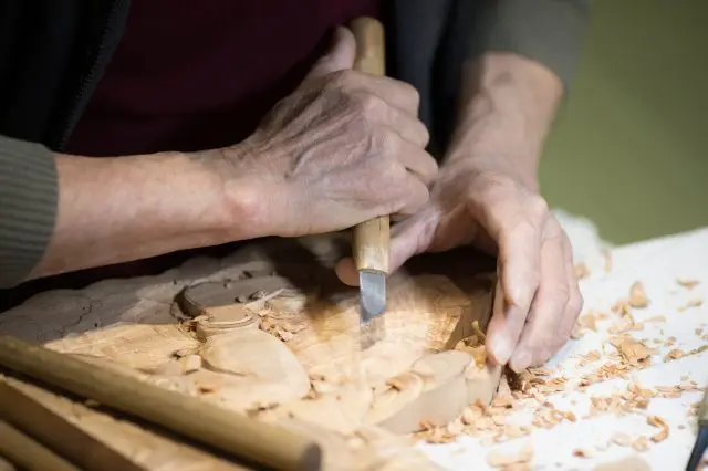 工芸品を購入するだけでなく、体験してみよう