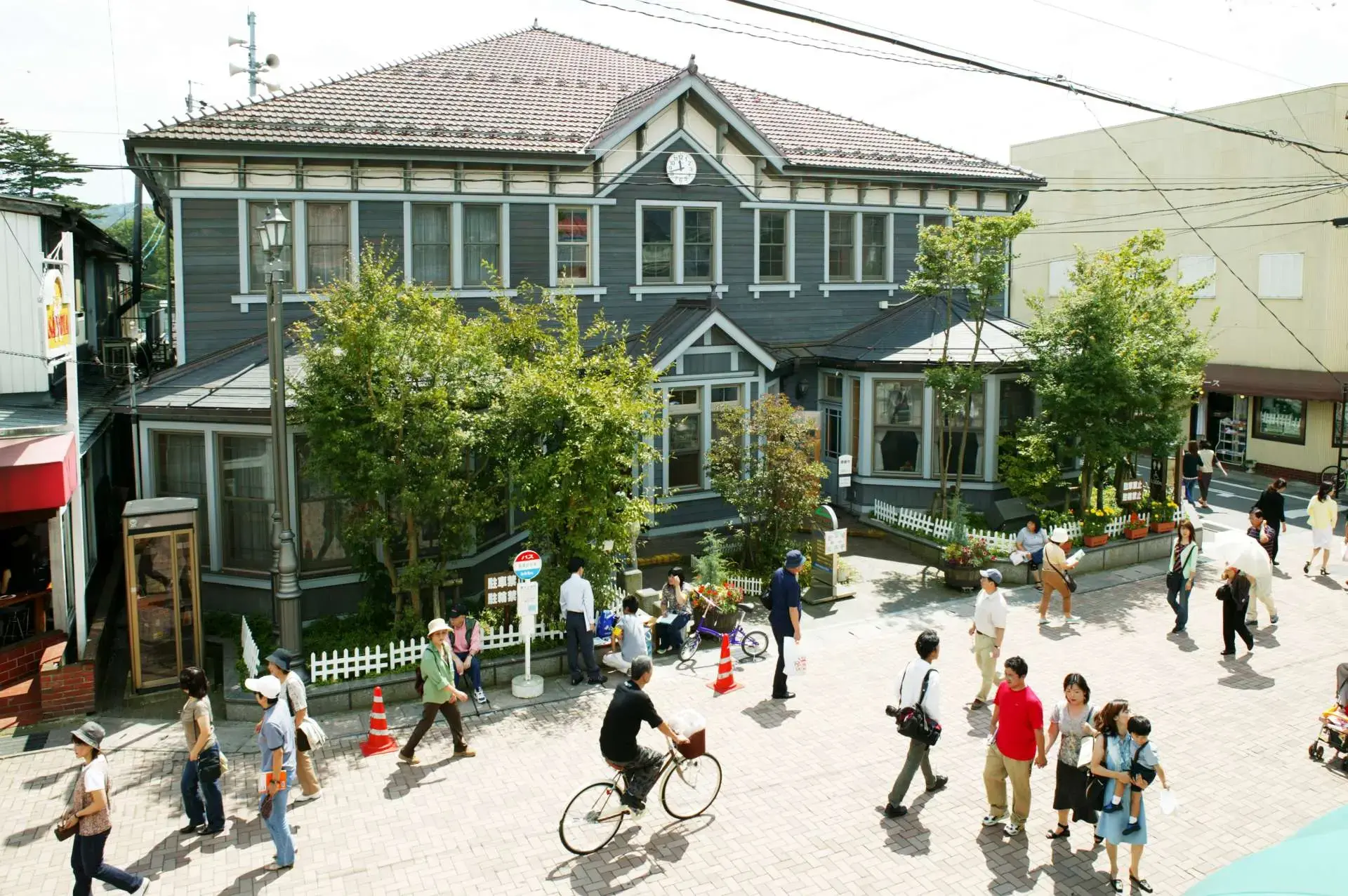 在商店街的地標「觀光會館」中獲取各種有關輕井澤的旅遊資訊