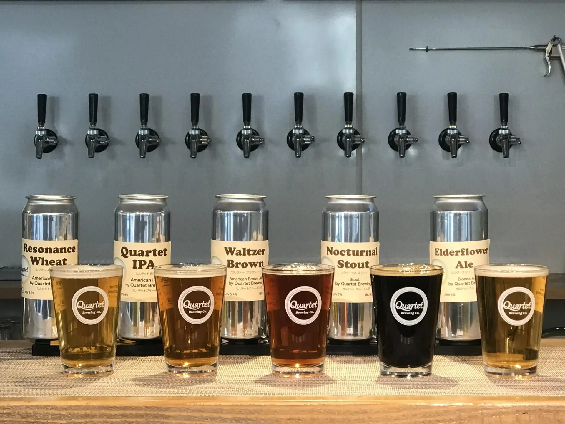 オリジナルビールを含む10種類のビールが楽しめるブルワリーに併設されたタップルーム