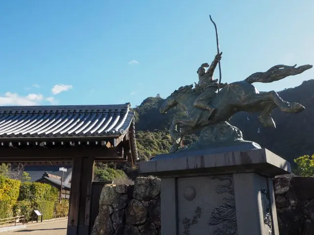 At the northern entrance of Gifu Park stands the statue of a young Oda Nobunaga. Visible atop the mountain is Gifu Castle, which we'll later visit by ropeway.
