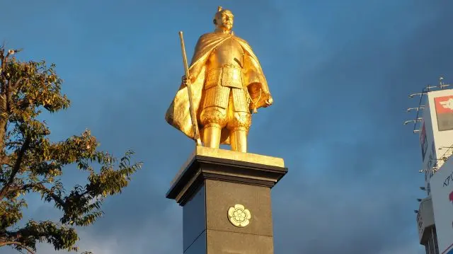 The statue of Oda Nobunaga stands on the north side of the station square, aptly named "Nobunaga Yume Hiroba" (Nobunaga Dream Square).
