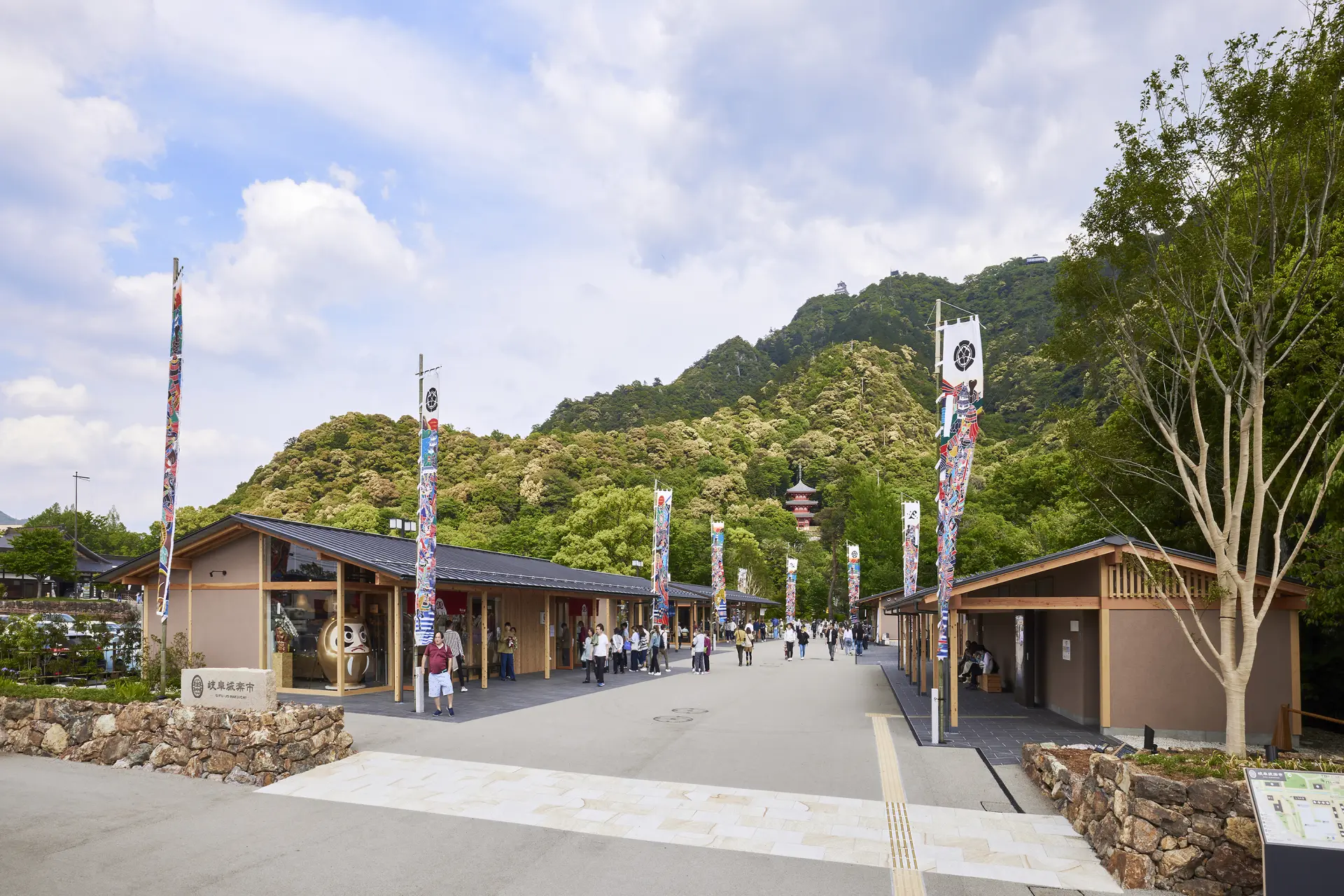 岐阜ならではのグルメのほか、岐阜らしいお土産もそろう