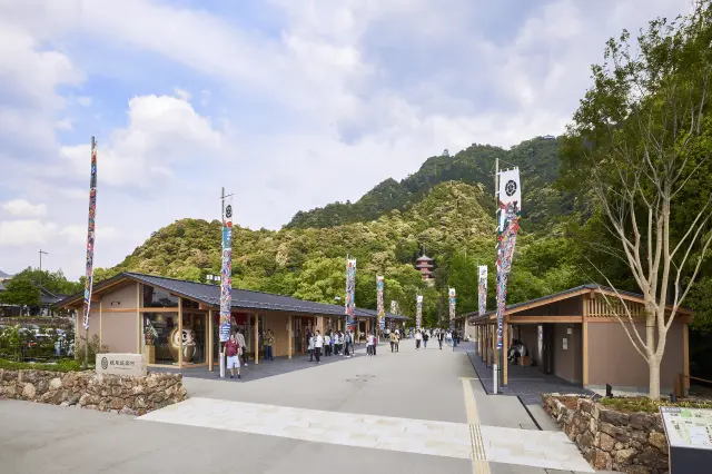 岐阜ならではのグルメのほか、岐阜らしいお土産もそろう