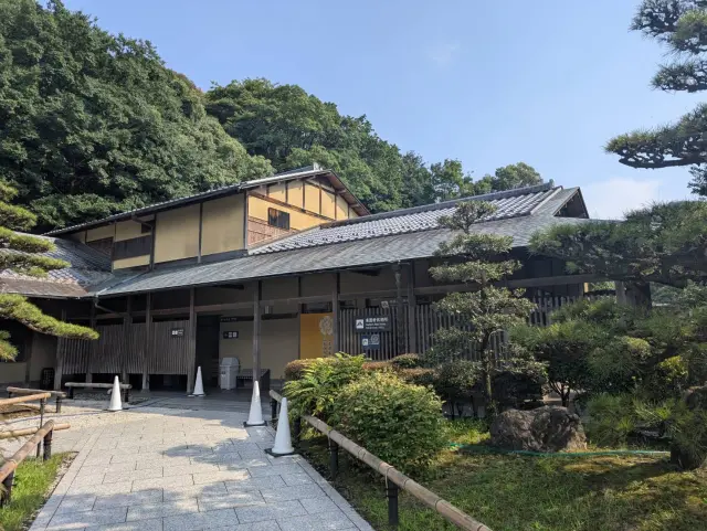 岐阜公園来園者休憩所内にある「日本遺産・信長居館発掘調査案内所」。出土遺物やパネル展示を通して、これまでの発掘調査成果を紹介している