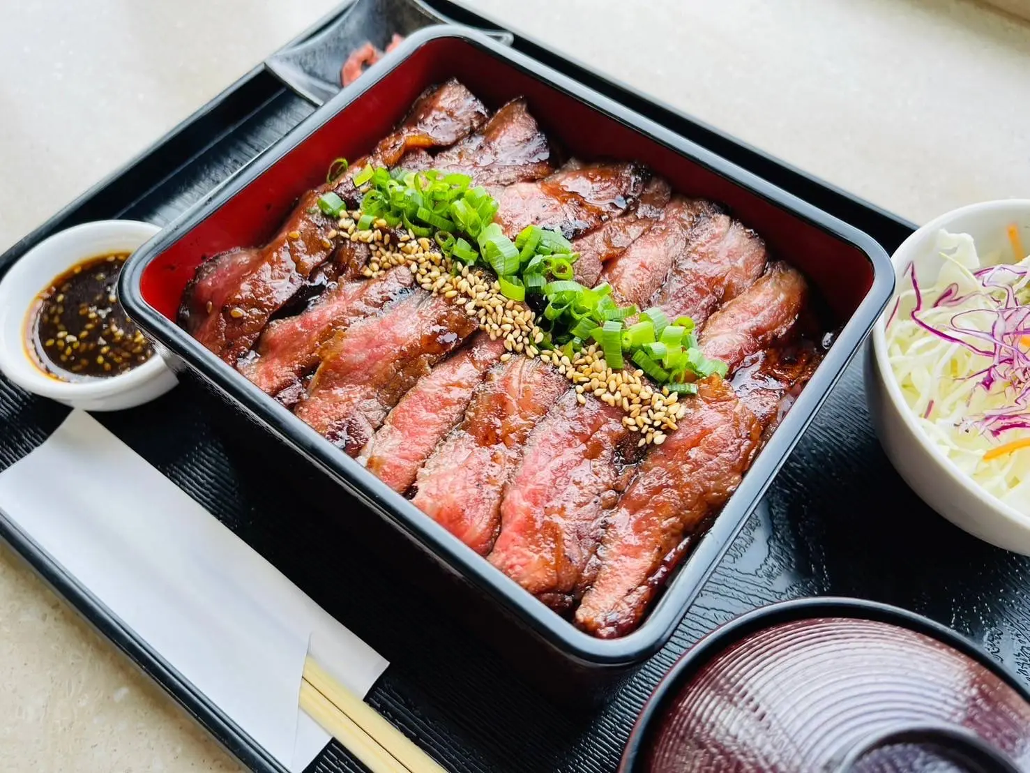 岐阜県が誇るブランド牛「飛騨牛」を存分に堪能できる「飛騨牛焼肉重」