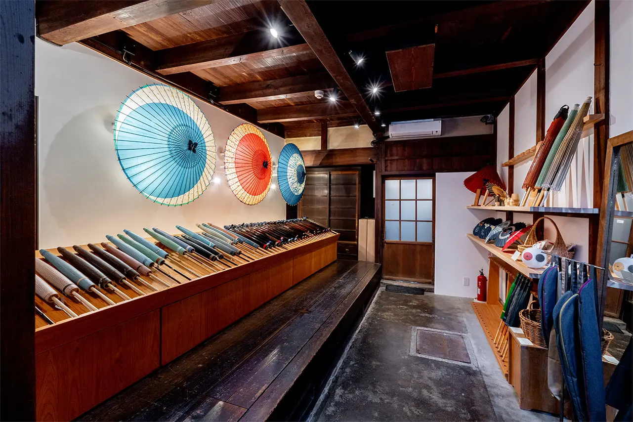 色も柄も多彩な岐阜和傘が常時約60本、展示販売される