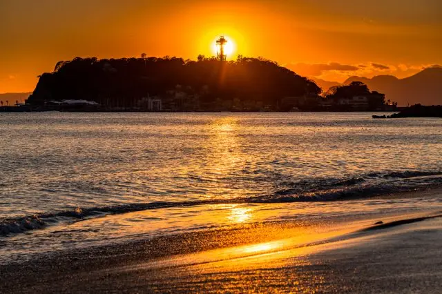 夕焼けに照らされた江ノ島