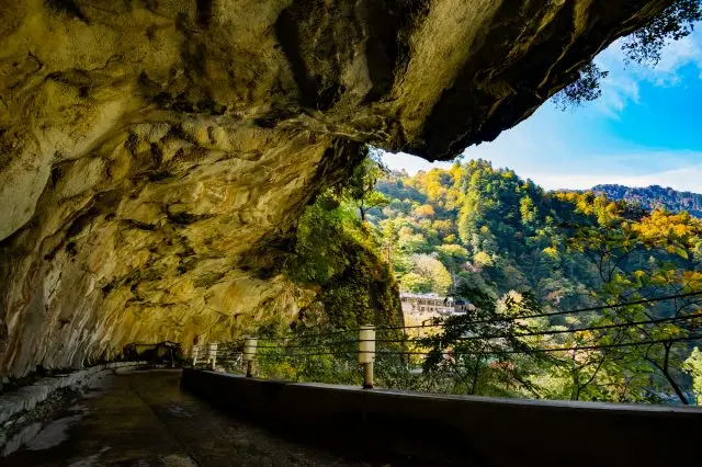 宛如要吞噬行人般的岩壁令人震撼