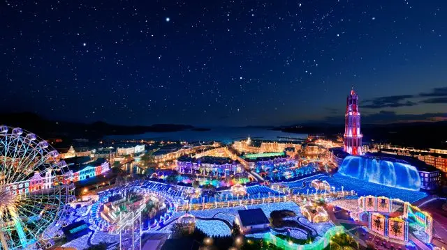 夜晚的豪斯登堡用燈飾將整座園區妝點成耀眼迷人的「光之王國」