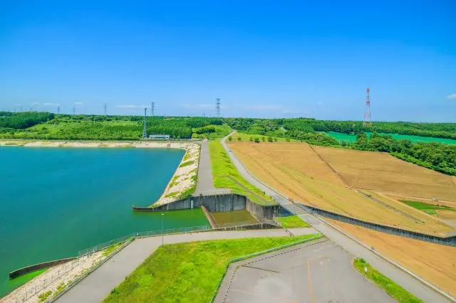 An example of an earth dam. This is Nagara Dam located in Chiba Prefecture.