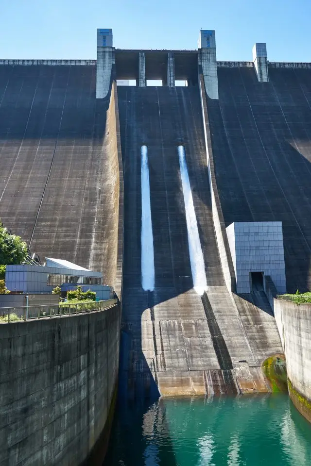 This is the tourism release at the Miyagase Dam in Kanagawa Prefecture.