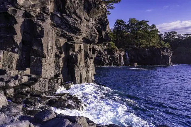 大自然創造的壯觀的熔岩海岸線