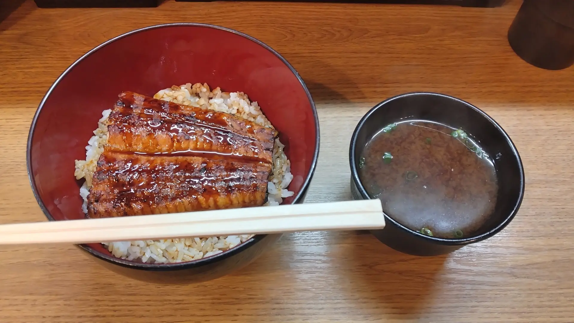 宇奈ととのうな丼と赤だしの味噌汁