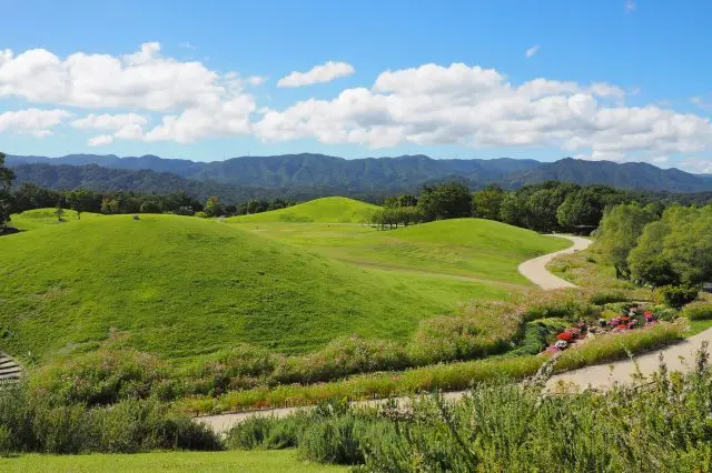 位於香川縣仲多度郡，是一座可以感受自然與文化，並可盡情玩樂的廣闊公園