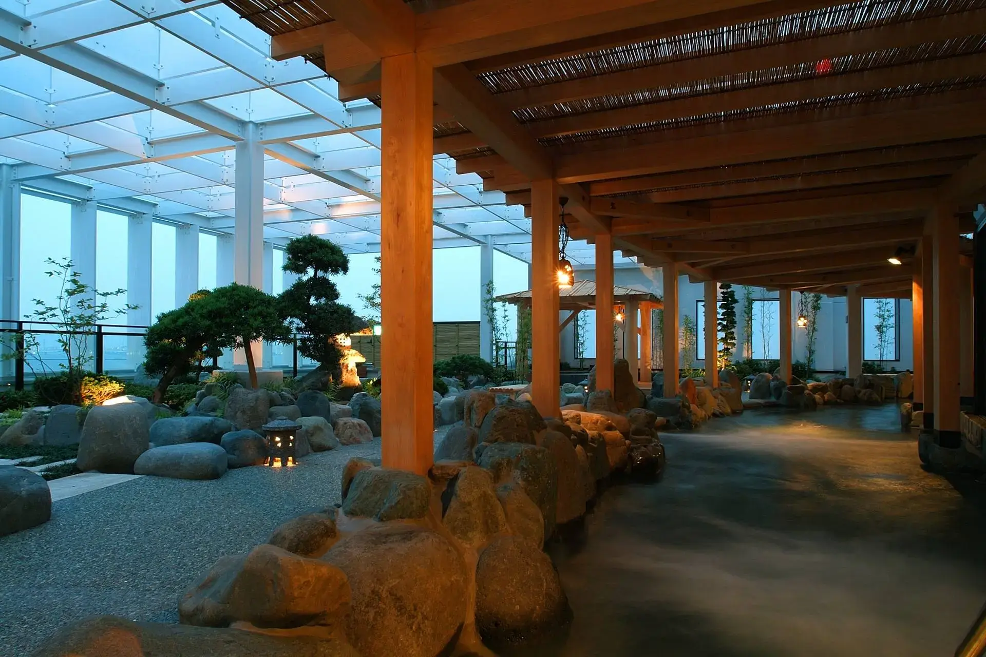 在橫濱市區的溫泉設施，享受一整日的悠閒