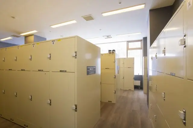 There are lockers exclusive for guests that can accommodate large luggage. Separate lockers are provided specifically for ski gear.