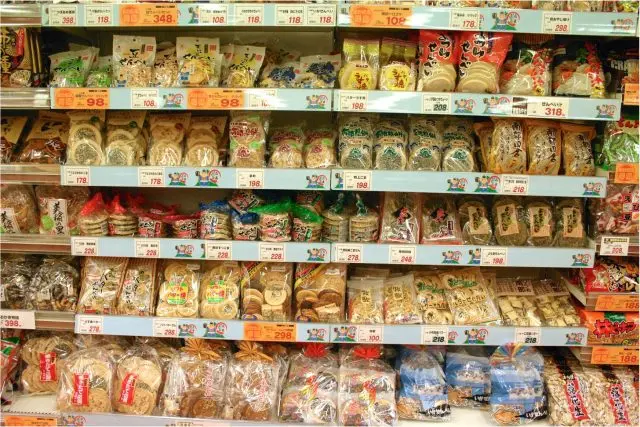 Be amazed by the variety of types of Nanbu senbei.