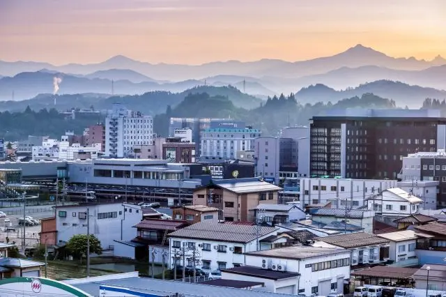 清晨的飛驒山脈與高山市街地