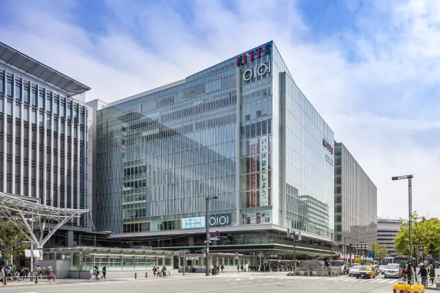 A large station-front complex by Japan Post