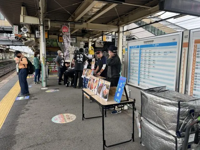Even today, station bentos are sometimes sold directly on the platforms like this.