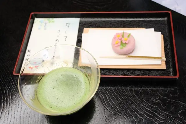 일본식 차를 부담없이 경험할 수있는 말차와 화과자 세트입니다. 여름에는 특히 말차 빙수가 인기입니다.