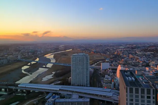沐浴在夕陽下的二子玉川街景