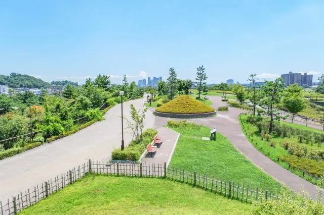 備有多種小朋友喜愛的遊具！擁有豐沛自然綠意的都會療癒場所