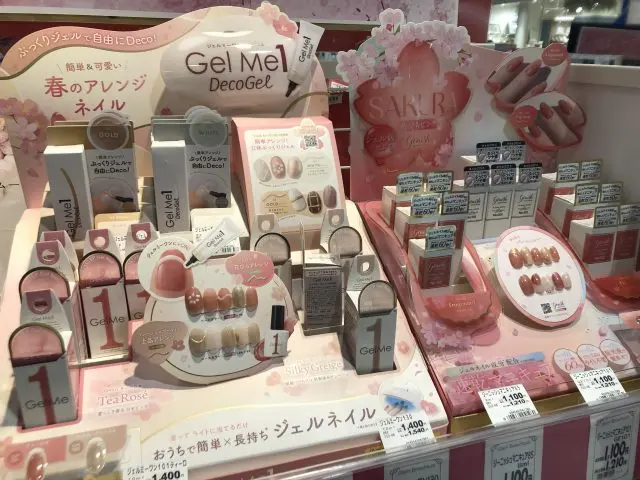 Sakura-colored nail polish that creates a springlike finish is perfect for souvenirs!