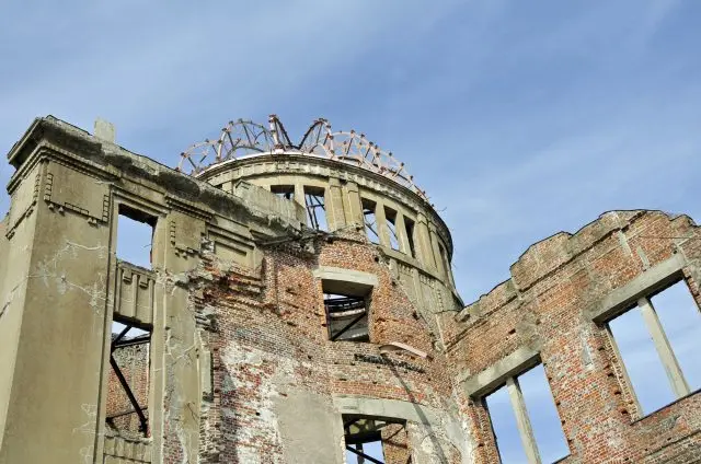 雖然主體部分已被完全摧毀，但骨架和外牆仍然存在