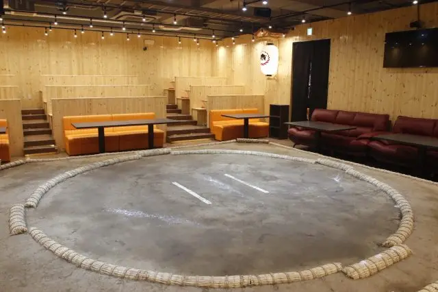 The sumo ring is made of the authentic Arakida clay, the same material used in the ring at the Ryogoku Kokugikan. The sumo ring’s tawara (straw bales) shares the same material and shape as those used in tournaments like the Grand Sumo Tokyo Basho.