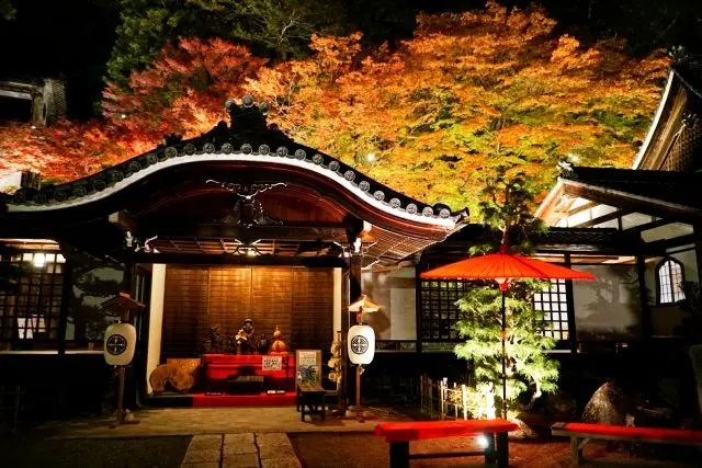 與下呂溫泉源淵深厚的寺院，可從高台上俯瞰市區，秋時可賞紅葉