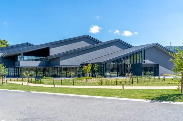 정원과 광장을 갖춘 개방적인 공간입니다.