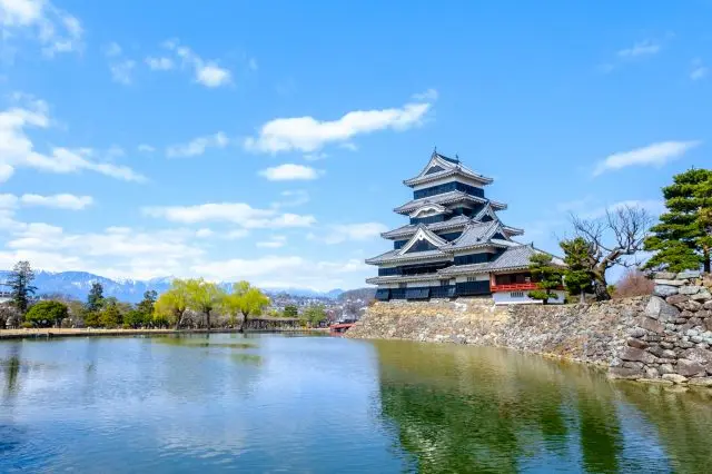 黑白相間的城堡和北阿爾卑斯山脈交相輝映，構成如詩如畫般的美麗景觀