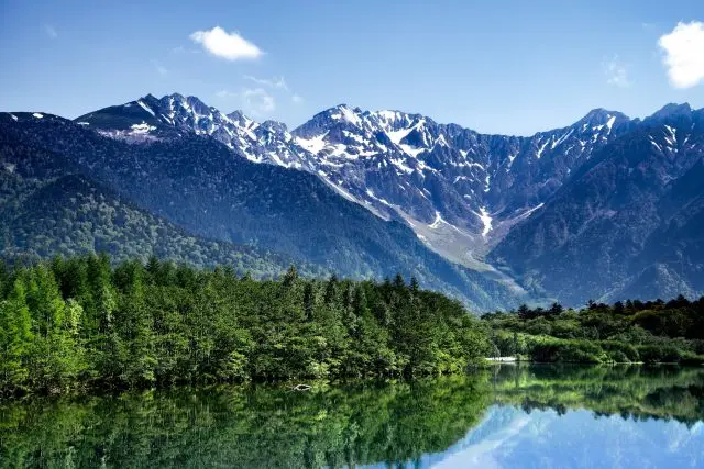 每年吸引約120萬人造訪，日本最著名的山岳風景勝地之一