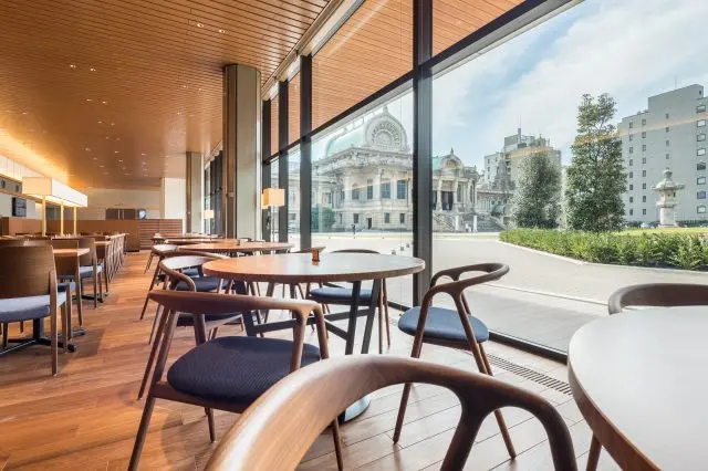 築地本願寺內的咖啡店，提供充滿營養的「18品早餐」，帶來健康活力的一整天