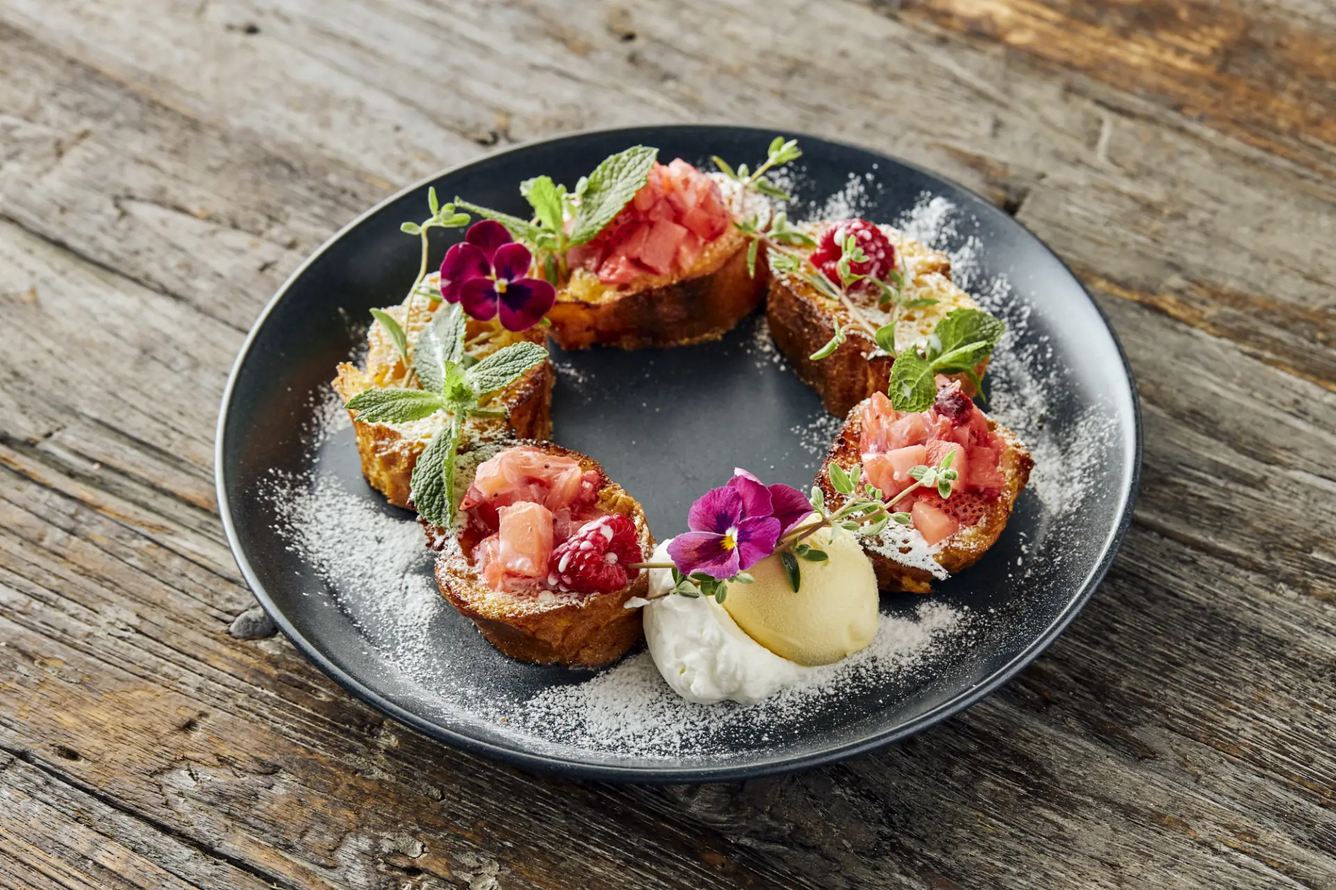 緑と花に囲まれた癒やしの空間で、心躍るティータイムを
