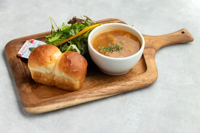 從JR大阪站步行僅1分鐘，在開闊感十足的咖啡廳享用早餐