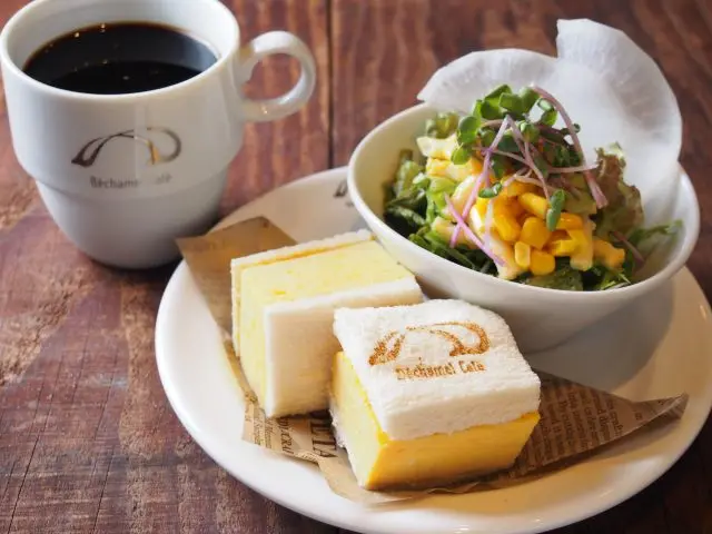 在白色調的北歐風空間裡，悠閒享受晨間時光