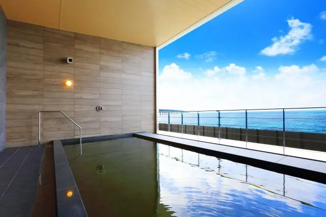 在能飽覽大阪灣景色的大露天浴池「美人湯」中放鬆身心