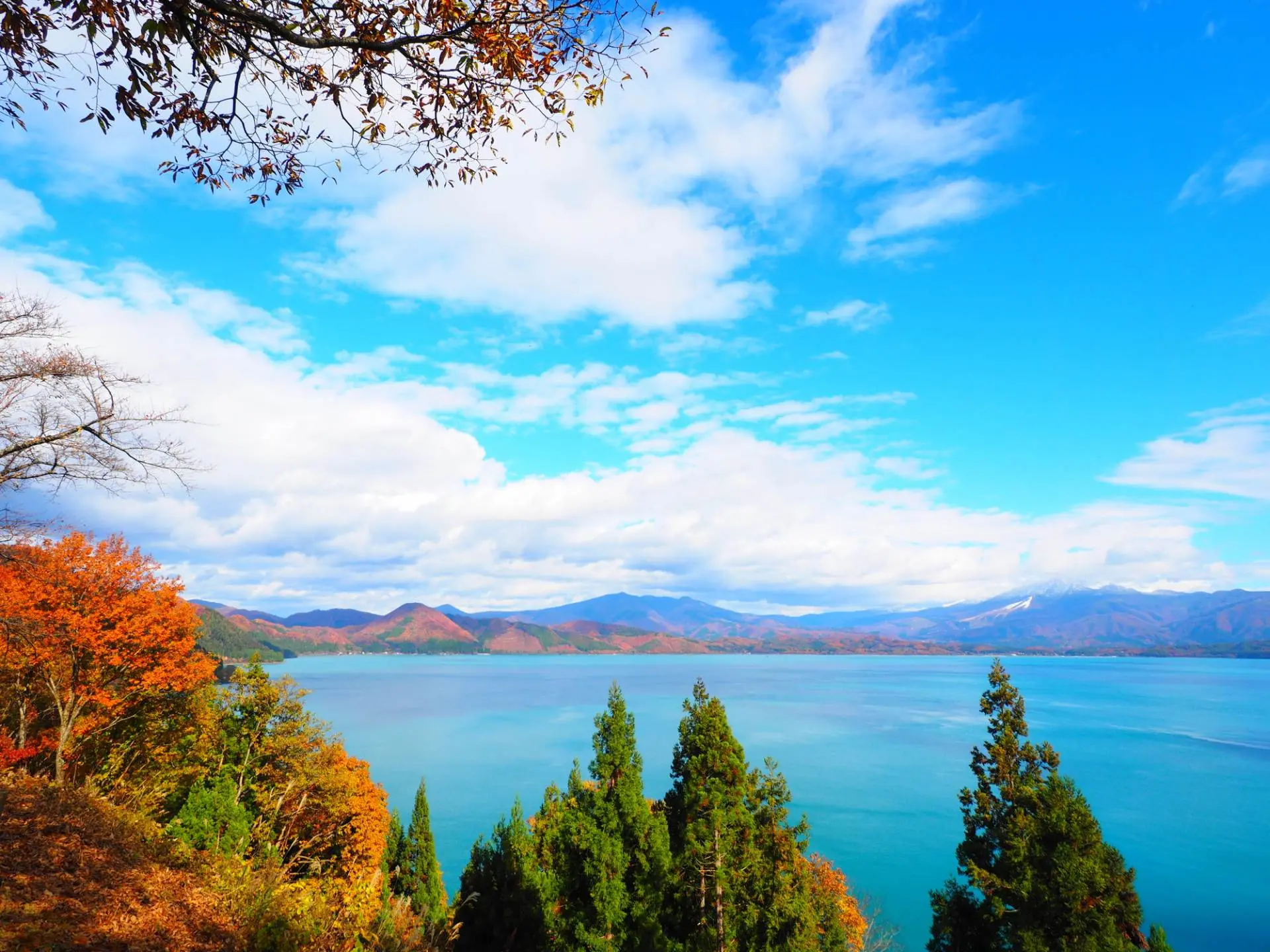 田沢湖観光ガイド】瑠璃色の湖面と山々が織りなす神秘的景観が魅力  