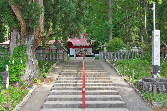 たつこ姫が祀られている御座石神社