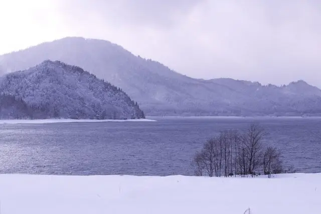 神秘的な絶景が広がる冬の田沢湖