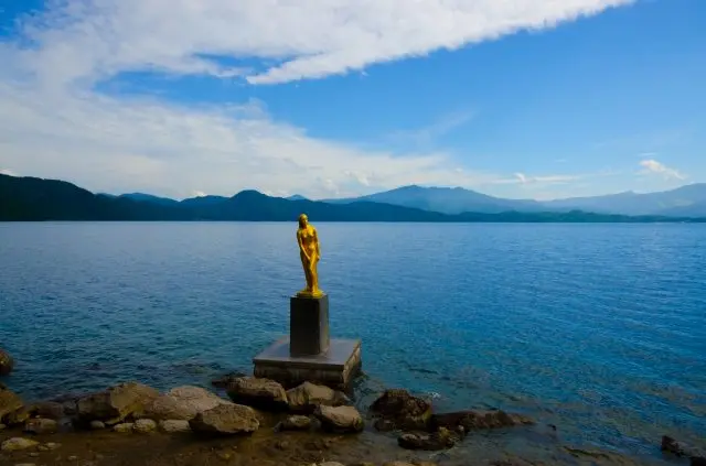 田沢湖のシンボルにもなっている「たつこ像」