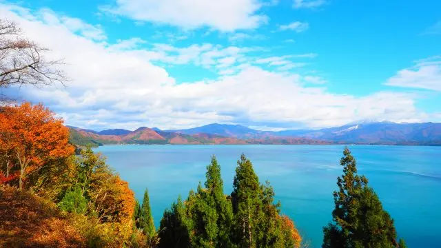 【田沢湖観光ガイド】瑠璃色の湖面と山々が織りなす神秘的景観が魅力！