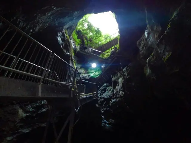 보기 드문 수직식의 오지카 종유동