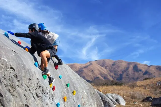‘히라오다이 애슬레’의 자연 석회함을 이용한 암벽등반
