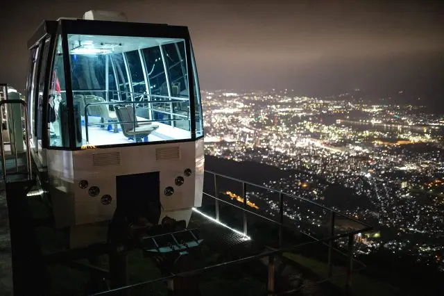 사라쿠라산의 슬로프카는 전면이 유리로 된 360도의 뷰를 가지고 있습니다.