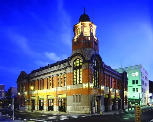 조명이 켜진 모지항의 랜드마크 ‘구 오사카 상선’