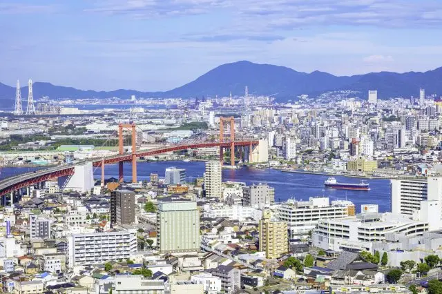从高塔山望去的北九州市街景